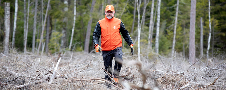 En markägare, man, går på sin dikade torvmark. Foto: @ Camilla Zilo