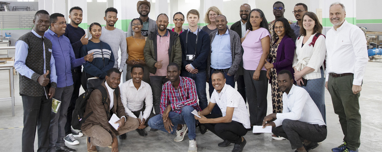 Group of people smiling into the camera. Foto: @ Camilla Zilo