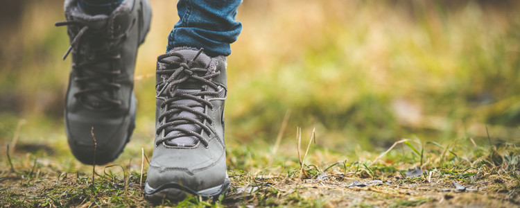 person med kängor som går i en skog. Foto: Mostphotos