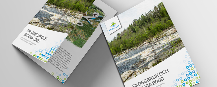 Två exemplar av broschyren Skogsbruk och Natura 2000 ligger mot vit bakgrund.