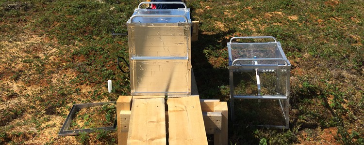 Mätutrustning för växthusgaser, en genomskinlig och en täckt kammare, på Ånnsjöns myr i Jämtland. Foto: Carolina Lind