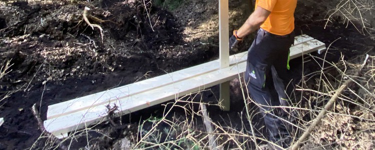 Pluggning av ett dike för att restaurera en våtmark. Foto: Mathilda Bertills