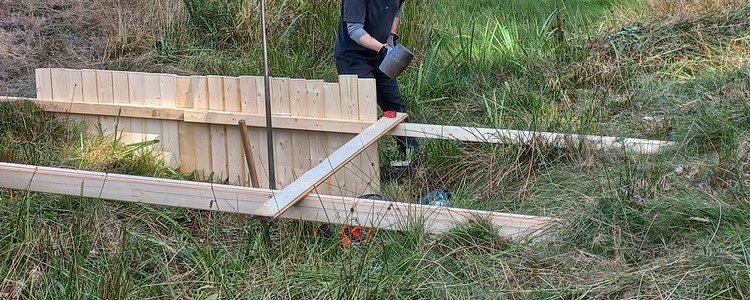 Exempel på hur man kan bygga en dikesplugg för att återskapa våtmark. Foto: Anna Hermansson