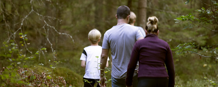 Familj på promenad i skogen.  Foto: @ Camilla Zilo