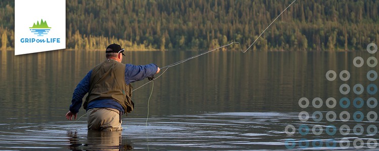 Man i vadarbyxor som flugfiskar i norrländsk älv. Foto: Hamperium.com