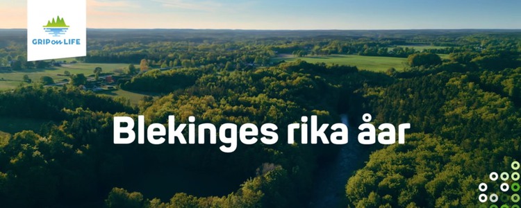 Flygbild över landskap med å i centrum. I bilden ligger rubriken på filmen, samt Grip on Life-logotype