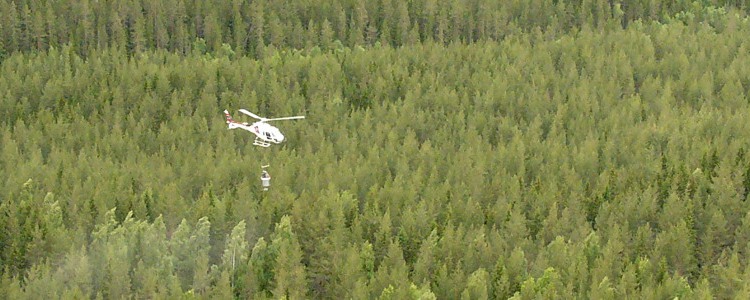 Drönarfoto på helikopter som utför en gödsling. Foto: Erik Normark