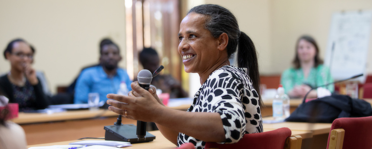 Woman speaking in front of a group of people. Foto: @ Camilla Zilo