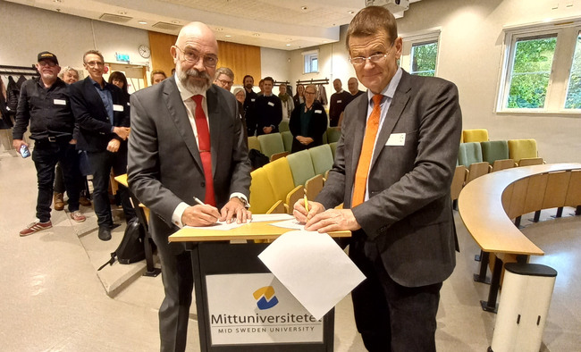 Tobias Arvidsson och Herman Sundqvist skriver under överenskommelse.