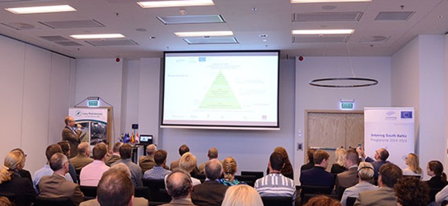 People listening to project leader Ola Runfors at the kick off for Attractive Hardwoods, 28-29 September 2016. Foto: Piotr Neubauer