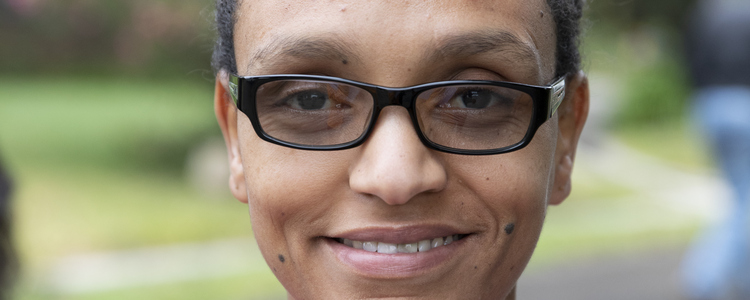 Close up pthoto of woman with glasses looking into the camera. Foto: @ Camilla Zilo