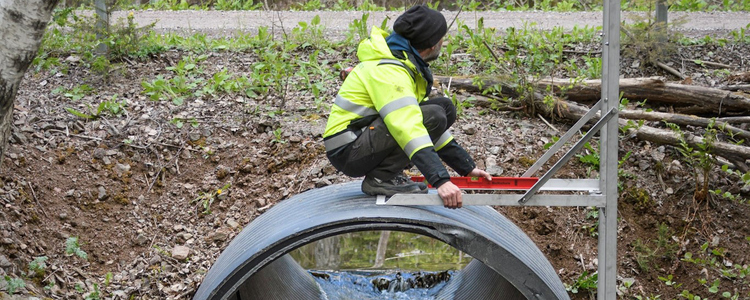 Pågående installation av flödesmätare, Sandvadsbäcken. Foto: Martin Hederskog