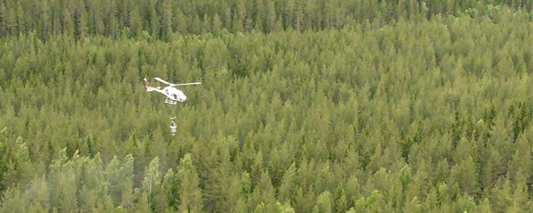 Drönarfoto på helikopter som utför en gödsling. Foto: Erik Normark