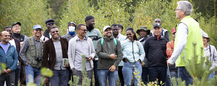Group of people standing in a Swedish forest. Foto: @ Camilla Zilo