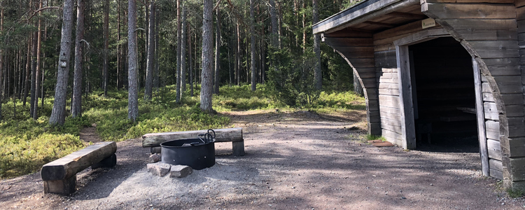 Grillplats och vindskydd i tallskog. Foto: Nicola Karlsson