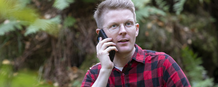 A man in the forest makes a phone call. Foto: @ Camilla Zilo