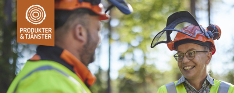 Två glada personer med motorsågshjälp på huvudet.