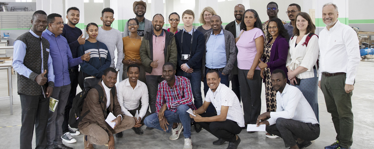 Group of people smiling into the camera. Foto: @ Camilla Zilo