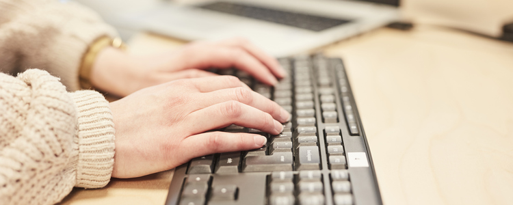 Närbild på händer som skriver på ett tangentbord. Foto: Sara Landstedt