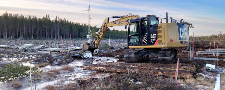 Dikesigenläggning med grävmaskin på Stormyran, vid GHG-station. Foto: Tobias Eriksson