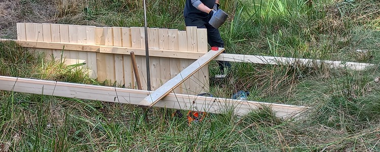 Exempel på hur man kan bygga en dikesplugg för att återskapa våtmark. Foto: Anna Hermansson