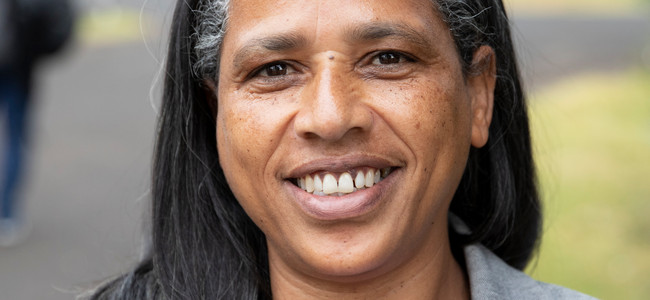 Close up photo, woman with dark hair smiling. Foto: @ Camilla Zilo