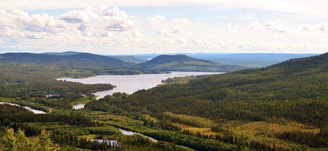 Vacker utsikt över gransluttningar och vatten i Norra Västerbotten. Foto: Hans Gustavsson