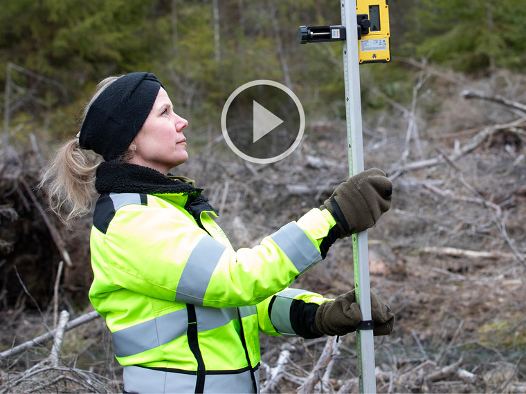 Klippbild på kvinna med mätinstrument för film om återvätning 