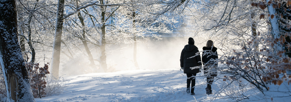 Two persons walking in winter landscape. Foto: Mostphotos