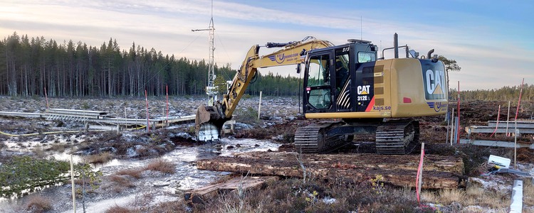 Dikesigenläggning med grävmaskin på Stormyran, Trollbergets försöksområde. Foto: Tobias Eriksson