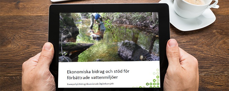 A person is holding a tablet, with one of Grip on Life’s reports visible on the screen. Foto: Mostphotos