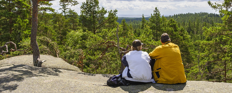 ENG equality Par som sitter och tittar på utsikten. Foto: Mostphotos