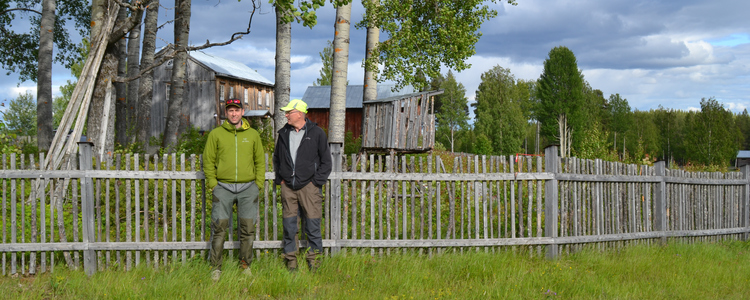 Reportagebild till nyhetsbrev. Lars Nord och Olof Nord har tillsammans restaurerat gården och markerna som hör till, med hjälp av stöd från Skogsstyrelsen. 
